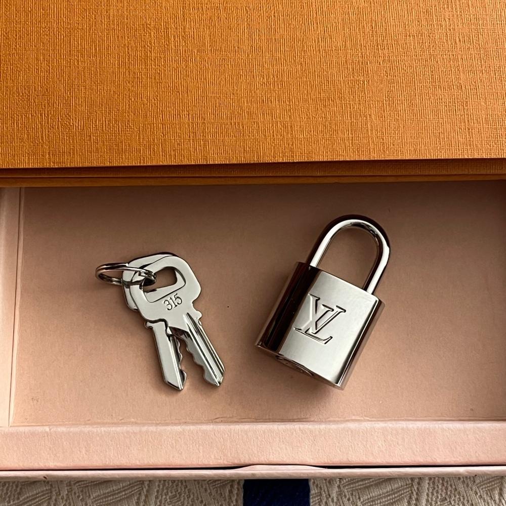 🛑SOLD🛑 Louis Vuitton Silver Lock #315 and Keys - Picture 5 of 9